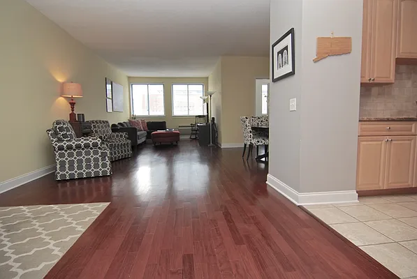 Sold by Urban Luxe | media 9