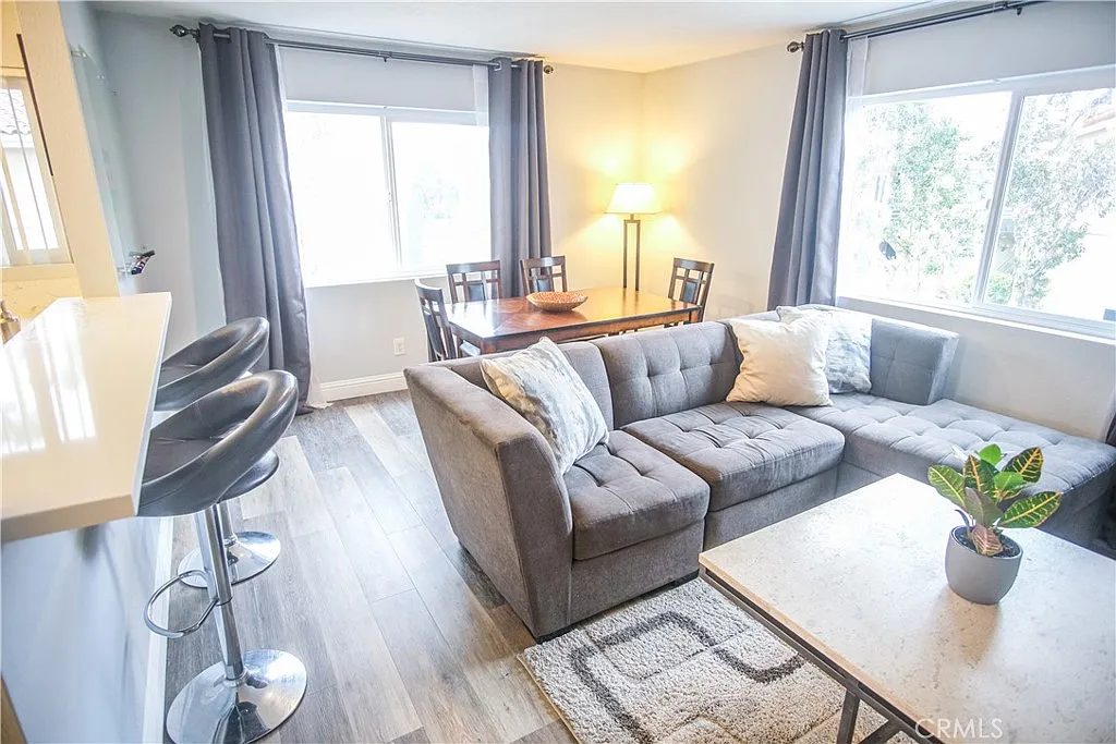 1 bed, 704 sqft, $2,900 — Photo 2