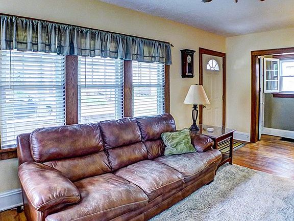 4th image of 2535 Whitelaw St