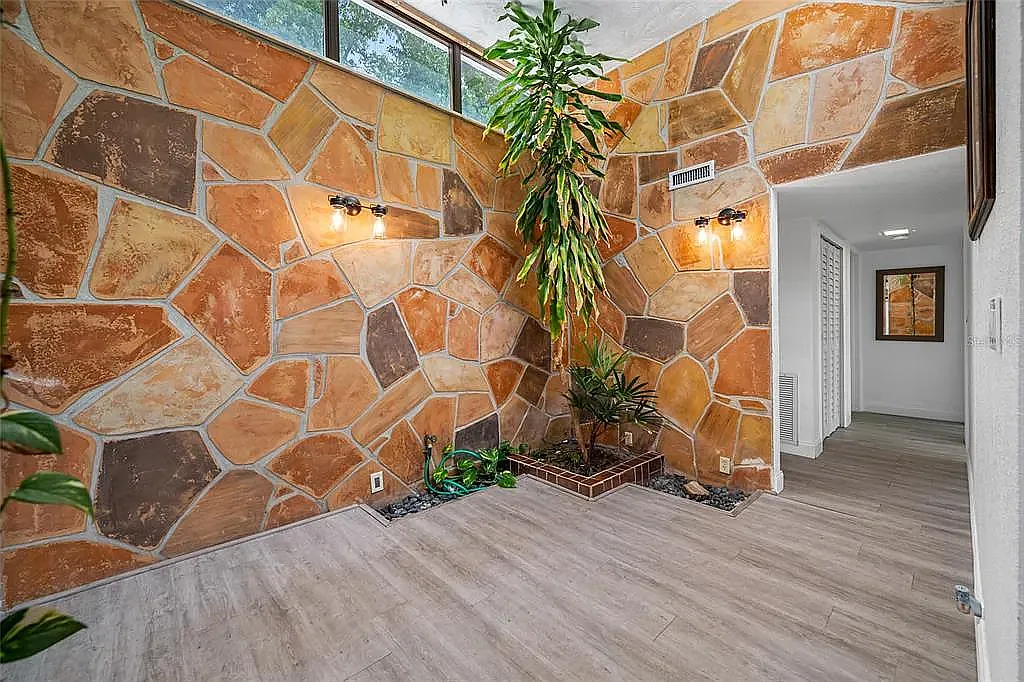 5 bed, 2578 sqft, $4,200 — Photo 3