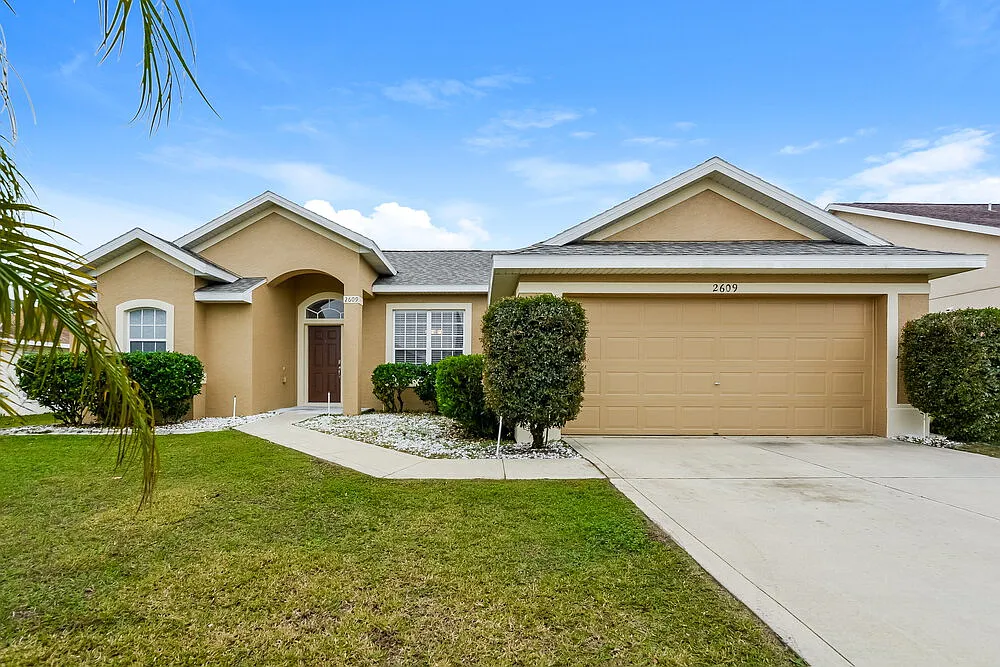 3 bed, 2.0 bath, 1511 sqft, $2,045 — Photo 1