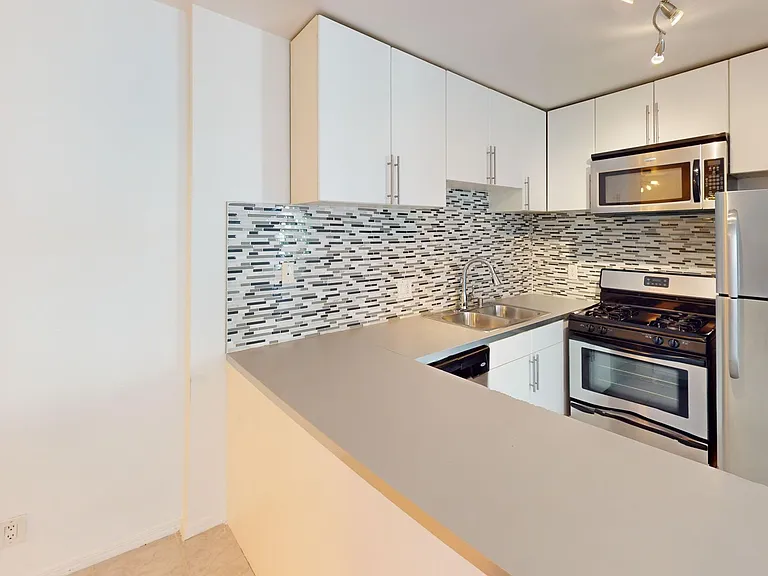 HAR - Harvard Apartments — Photo 11
