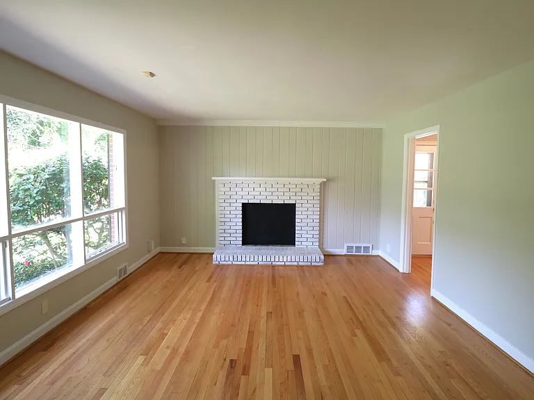 2316 Silas Creek Pkwy — Photo 2