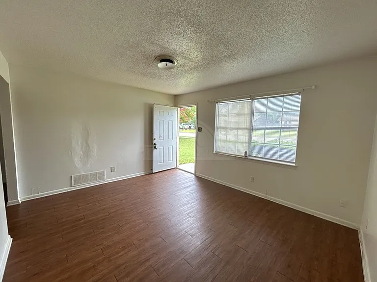 1205 Kathey Dr — Photo 3