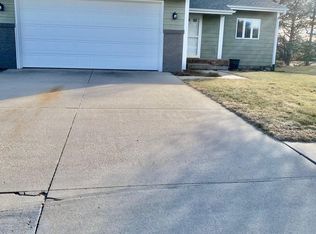 1003 E 47th St, Kearney, NE 68847