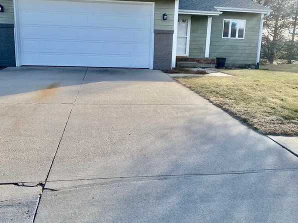 1003 E 47th St, Kearney, NE 68847