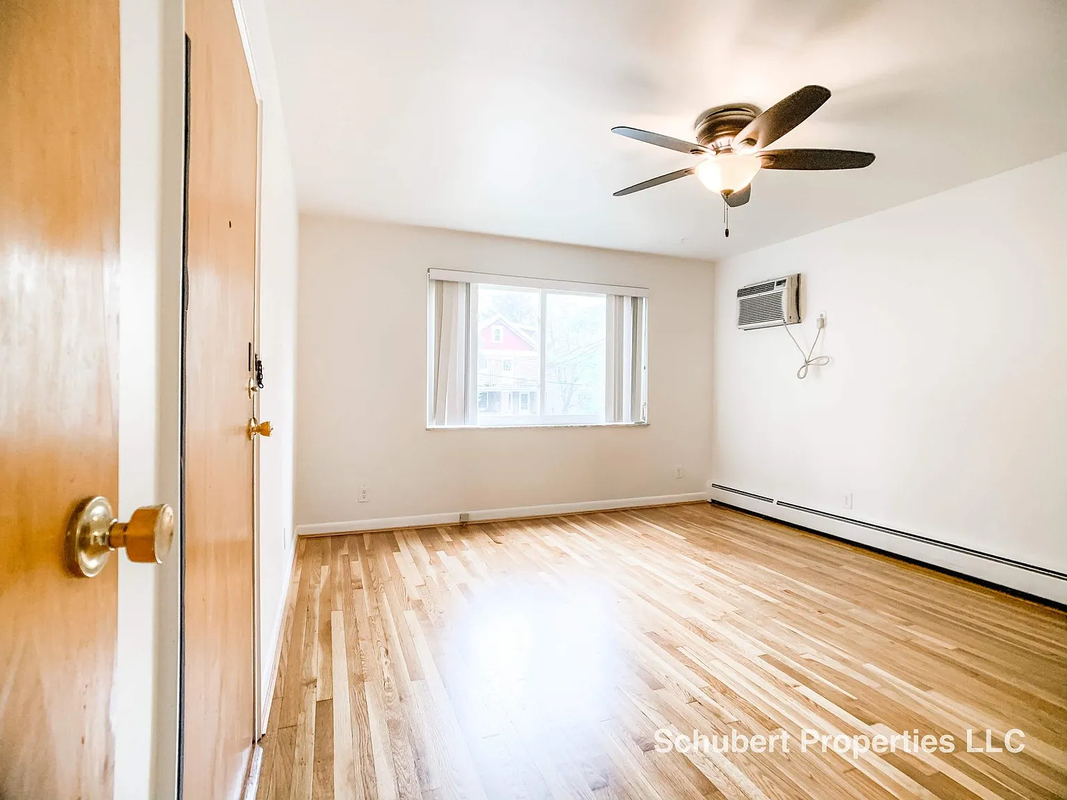 3154 Schubert Ave — Photo 4