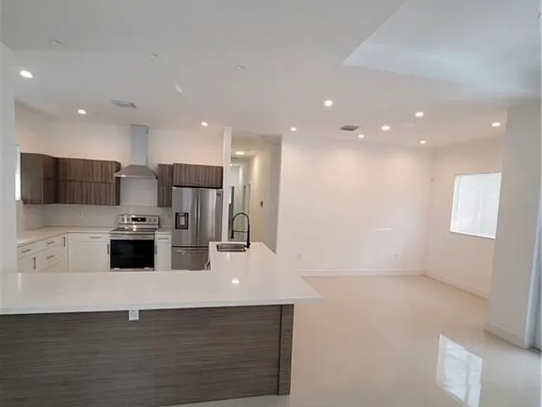 2900 SW 62nd Ave — Photo 9