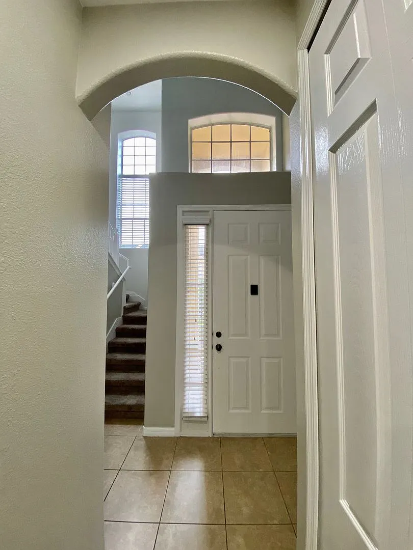 Move in September! Stunning 4 bedroom + Loft, 2.5 bath Townhome Gated community in Avalon Park. 1... — Photo 3