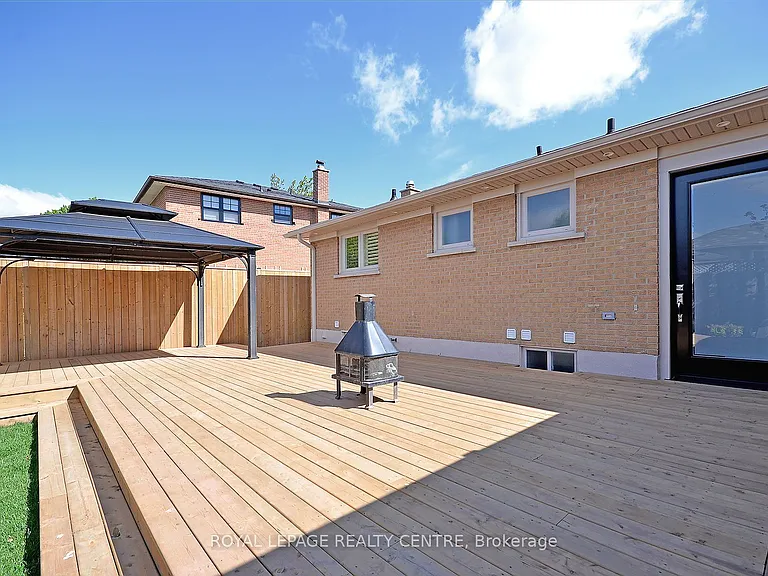 326 Slade Cres #LOWER — Photo 32