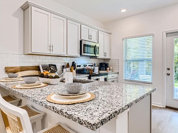 4th image of 72 Pamplona Dr