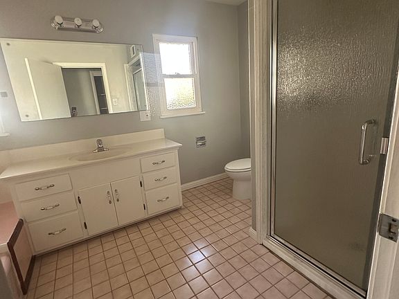 Hall bathroom, another angle