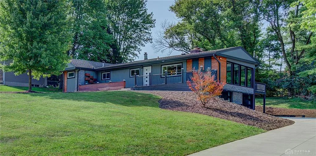 1141 Woodland Dr photo 1
