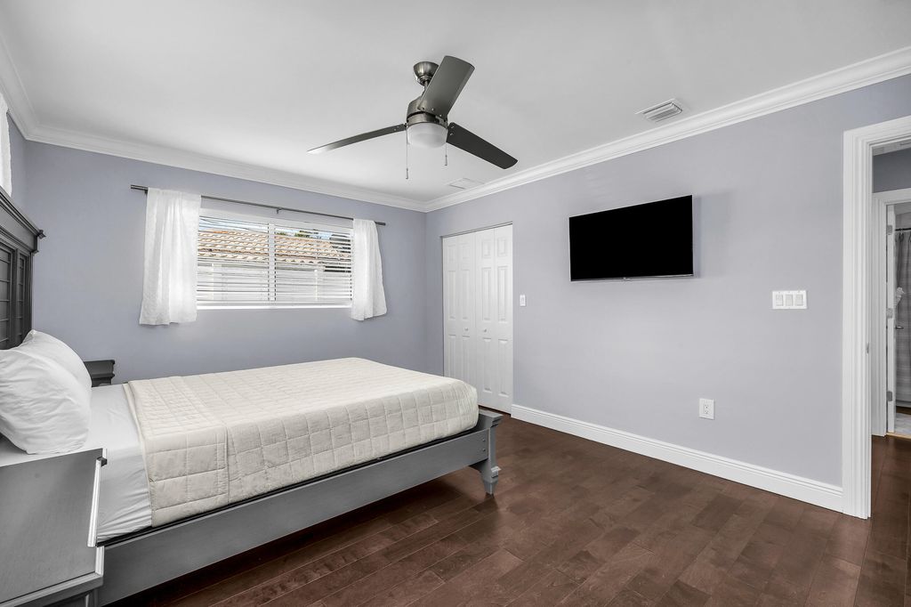 249 SE 3rd Ave, photo 3
