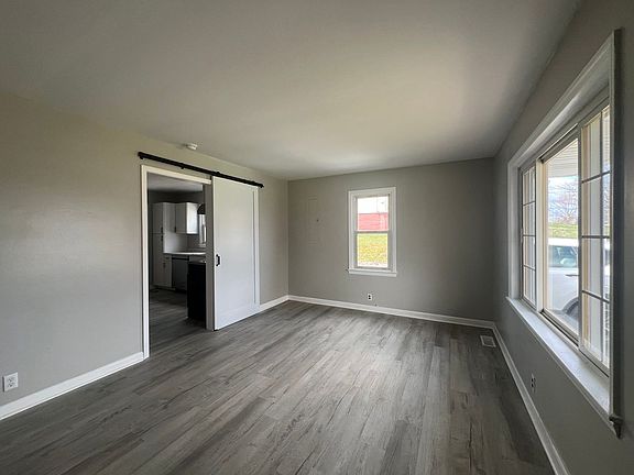 3rd image of 1005 N Barton St