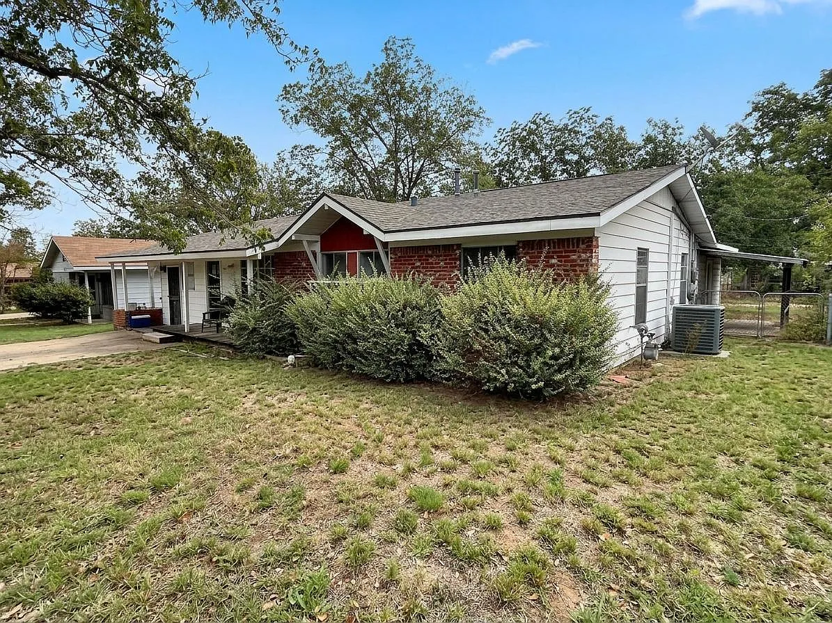 4 bed, 2.0 bath, 2100 sqft, $2,500 — Photo 2