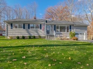 2 Knollwood Dr, Mendham, NJ 07945