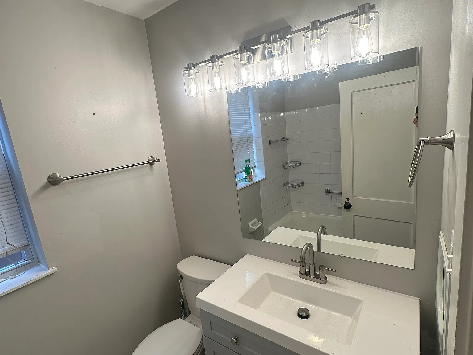 1020 Commodore Dr — Photo 4