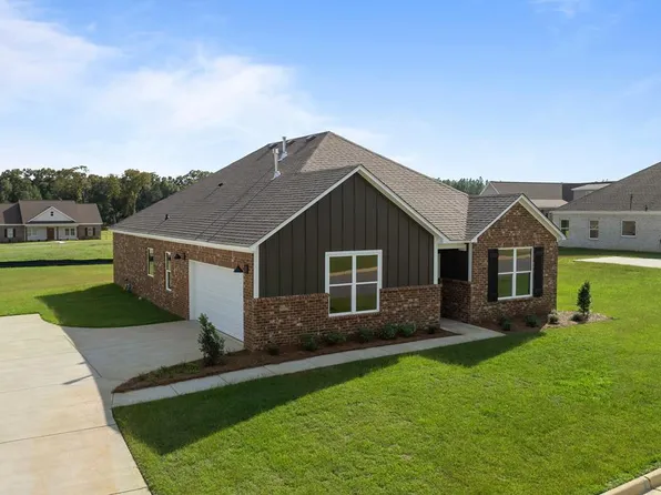 555 Golden Oaks Cir, Dothan, AL 36301