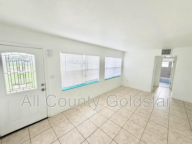 3 bed, 1.0 bath, 998 sqft, $1,350 — Photo 2