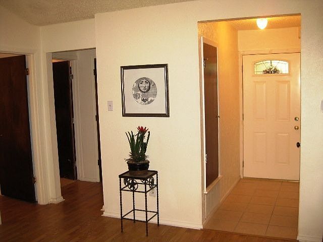 1st image of 401 Edgewood Cir
