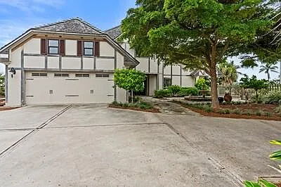 965 Pebble Ln — Photo 2