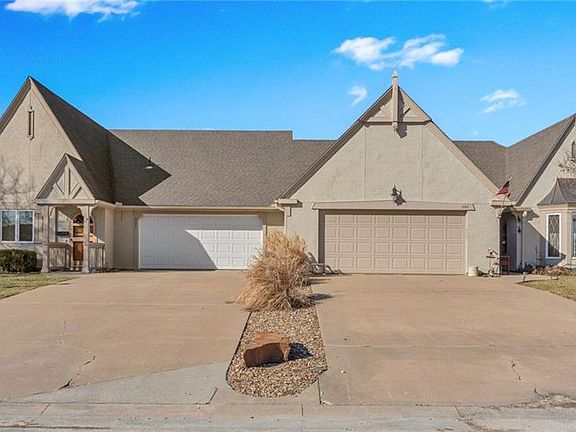 2nd image of 2724 Chipperfield Rd