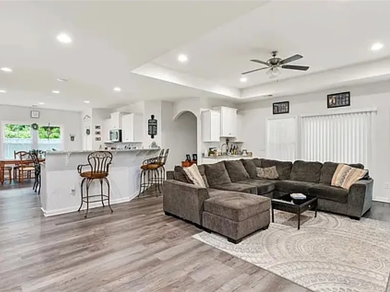 490 Twin View Dr — Photo 5