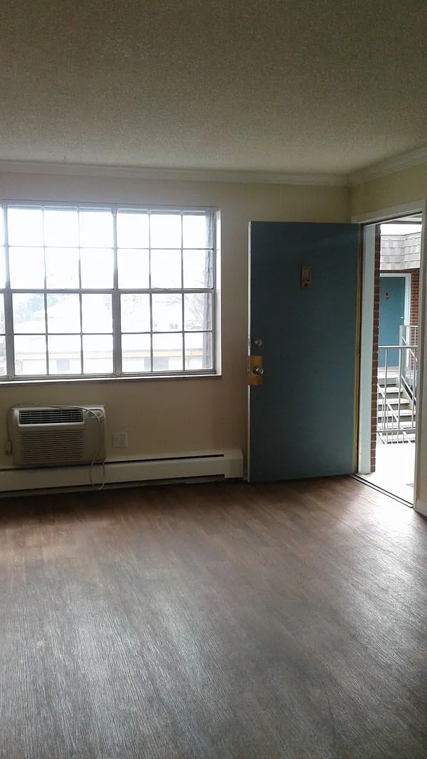 2nd Months rent is FREE, $250.00 off 1st month rent! Wedgwood Apartments — Photo 4