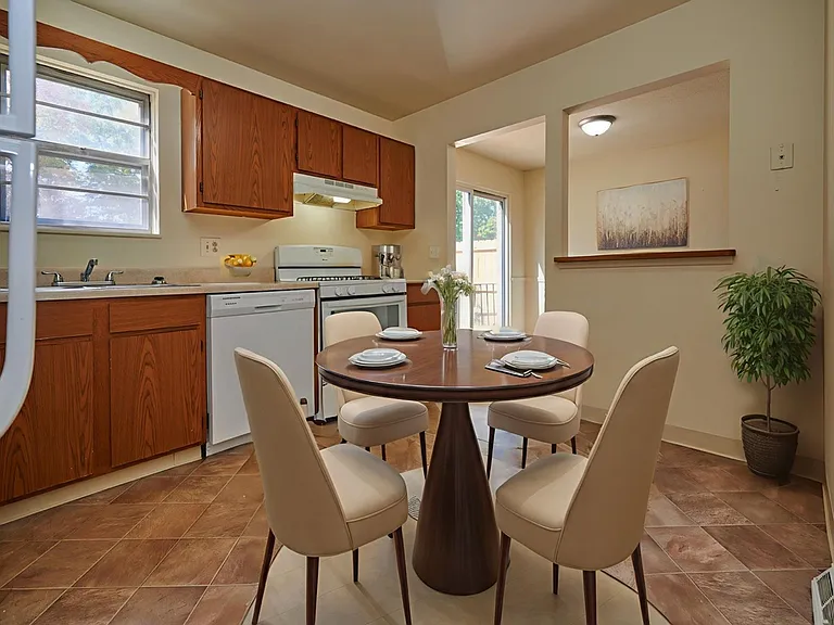 439 Colonial Ct — Photo 15