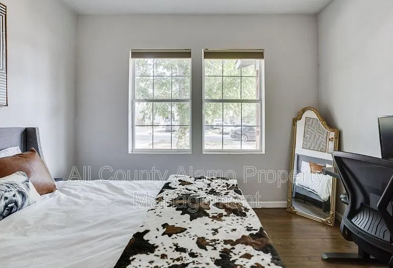 1031 W Gramercy Pl — Photo 14