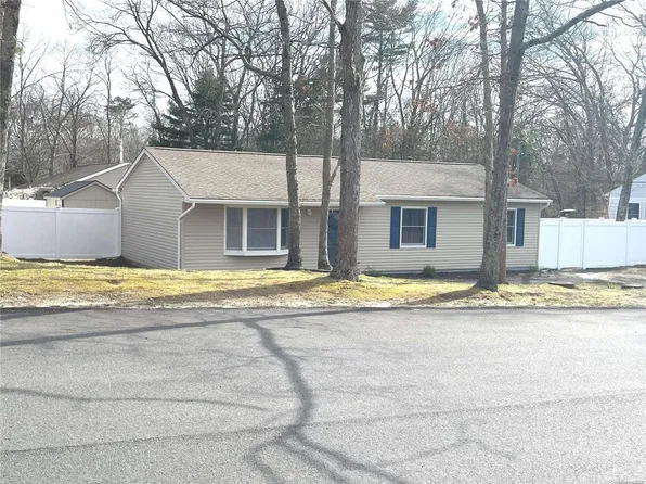 26 Northview Trail, Ridge, NY 11961