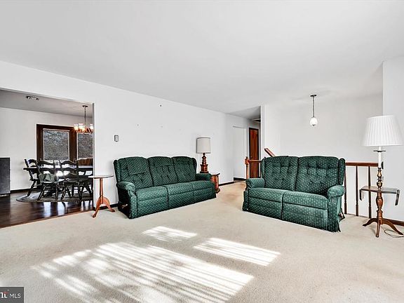 5th image of 525 Juniper St