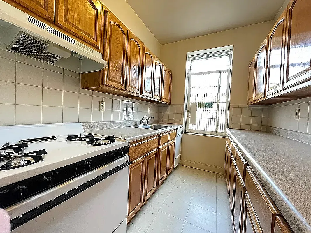 909 Saint John's Place — Photo 4