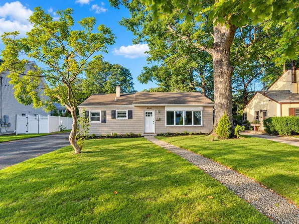 7 Surrey Rd, Massapequa, NY 11758
