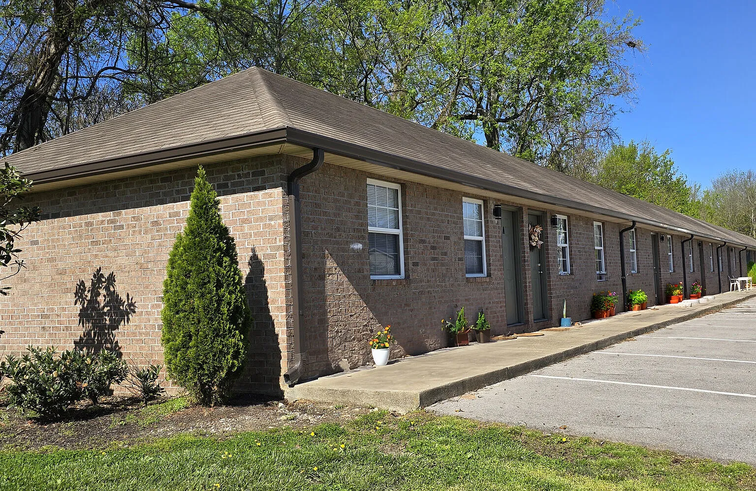 Maple Manor Apartments — Photo 4