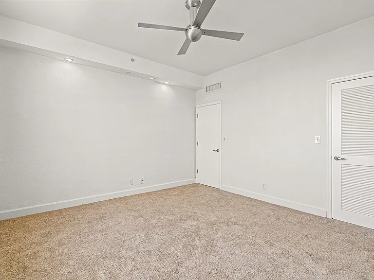 401 69th St #101 — Photo 27