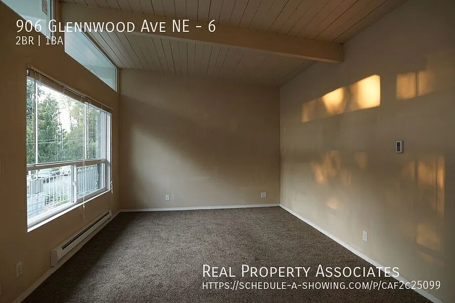Top Floor Two Bedroom Apartment in Renton Near Boeing — Photo 4