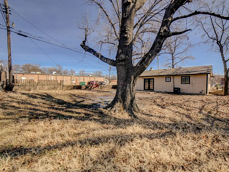 2120 S Main St — Photo 11