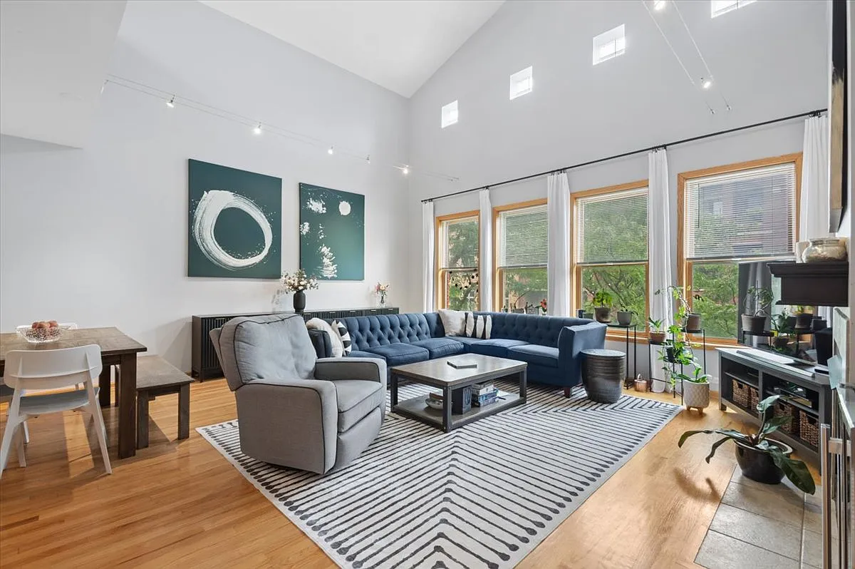 3 bed, $4,900 — Photo 2