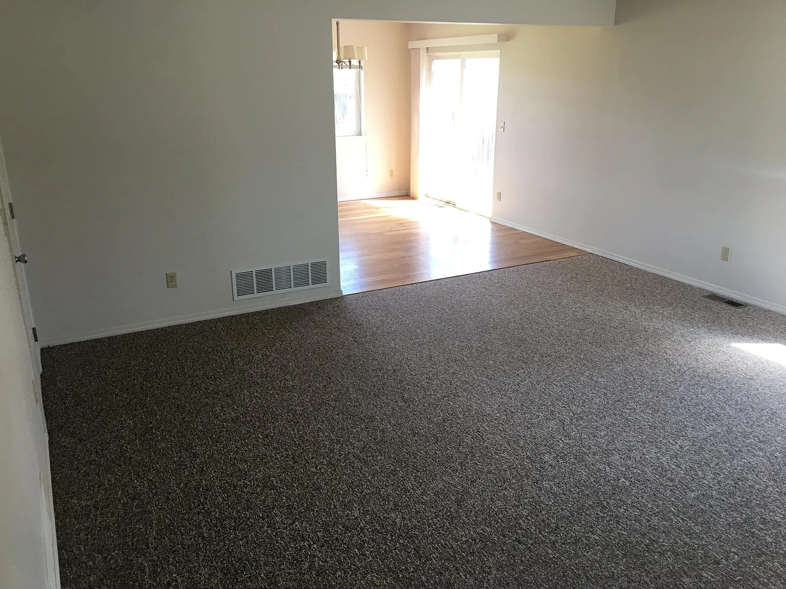 3 bed, 1405 sqft, $1,900 — Photo 2