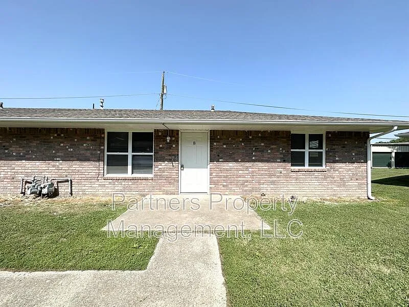 2 bed, 1.0 bath, 900 sqft, $950 — Photo 2