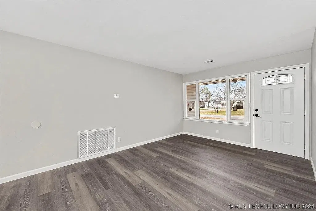 3 bed, 1.0 bath, 1260 sqft, $1,400 — Photo 1