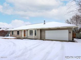 8716 Cottonwood Dr, Jenison, MI 49428