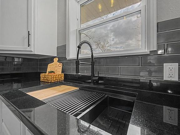 2nd image of 160 Horseshoe Loop