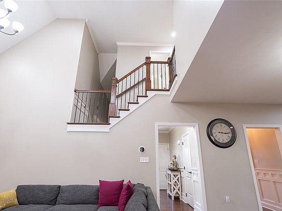 5th image of 547 Briarwood Ave