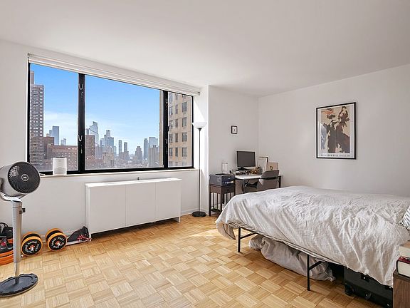 3rd image of 30 W 61st St APT 25B