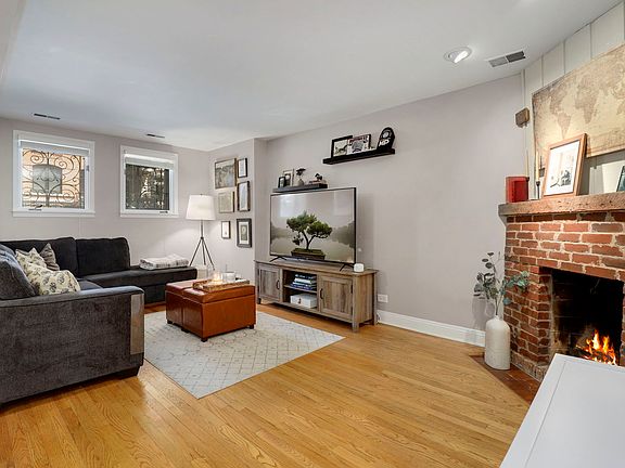 2nd image of 549 W Belden Ave APT Gfe