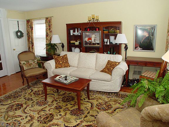 3rd image of 80 Stonehedge Ct