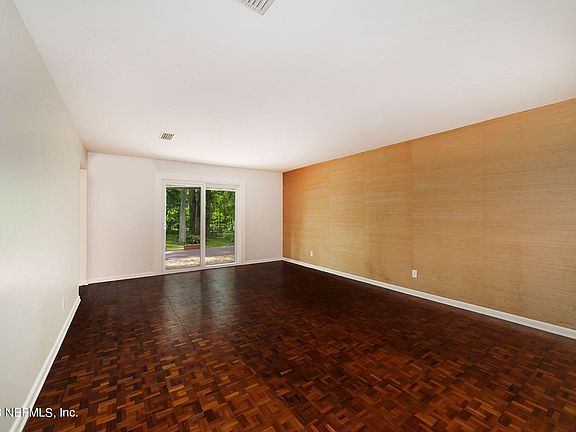 3rd image of 468 SE EVERGREEN Drive